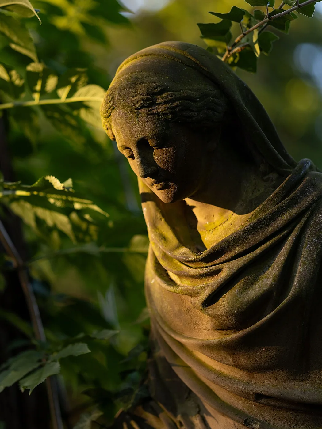 A close-up of a grave-memorial statue in Darmstadt